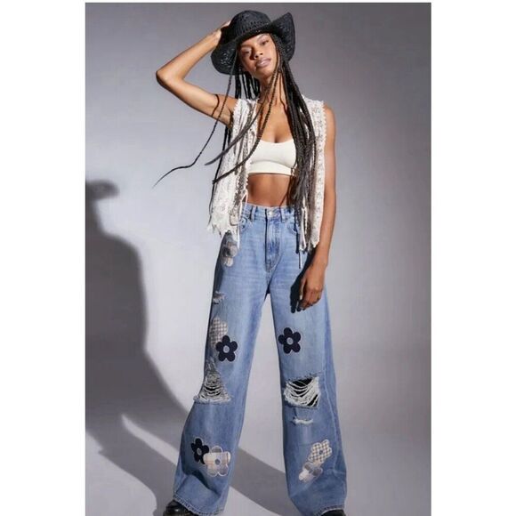 BDG UO Skater Baggy Jean Daisy Patch Wide Leg Mid Rise- Light Blue Size 32 - Picture 1 of 13